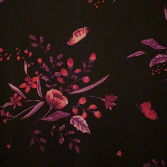 😊FREE😊With $30 Purchase - Torrid blouse w/flowers , butterflies - Plus Sized - Picture 4 of 8